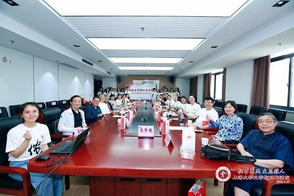 文学院值年返校座谈会合影.jpg