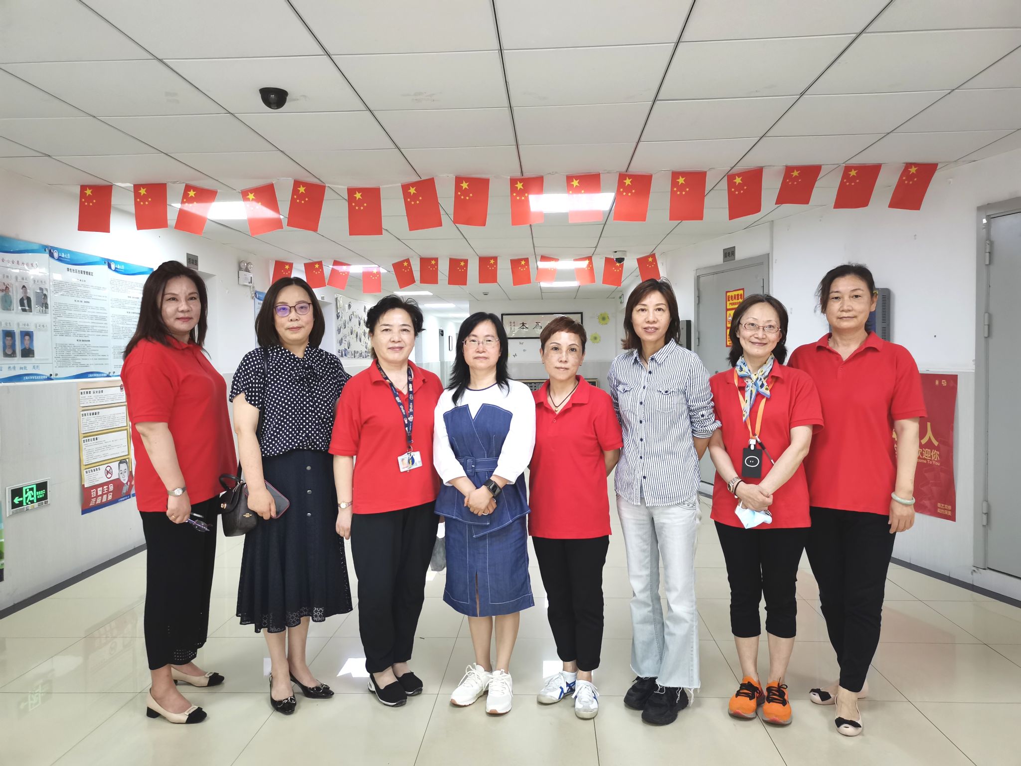 延长校区参赛选手和评委合影.jpg 延长校区参赛选手和评委合影.jpg